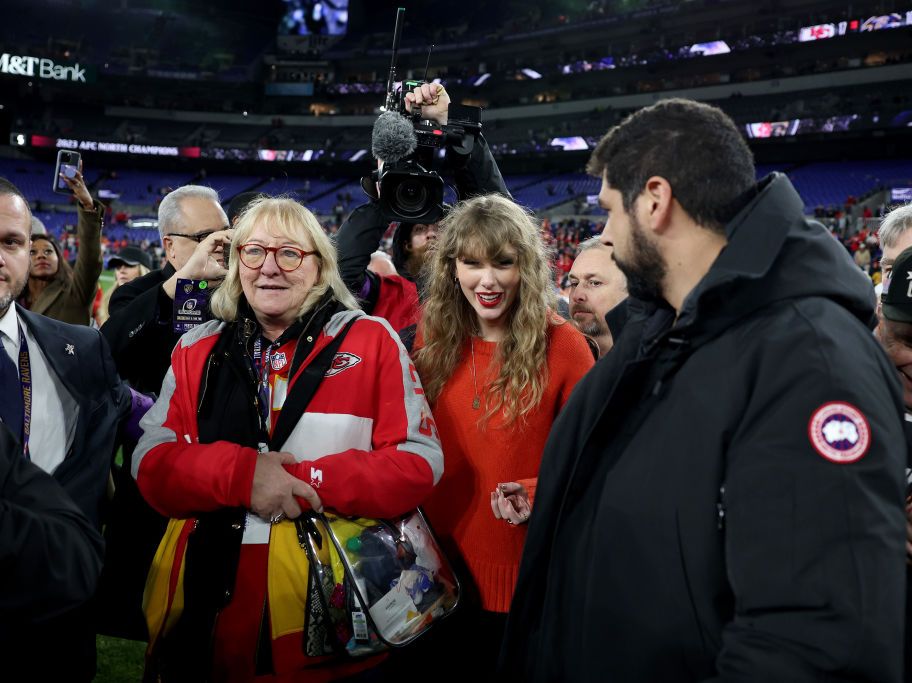 Taylor Swift Will Reportedly Be in a Suite With Her and Travis Kelce's  Families at Super Bowl