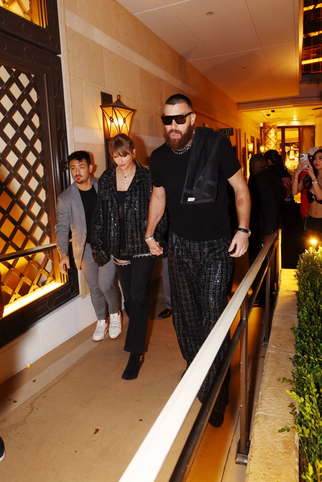 taylor swift and travis kelce holding hands leaving chiefs afterparty