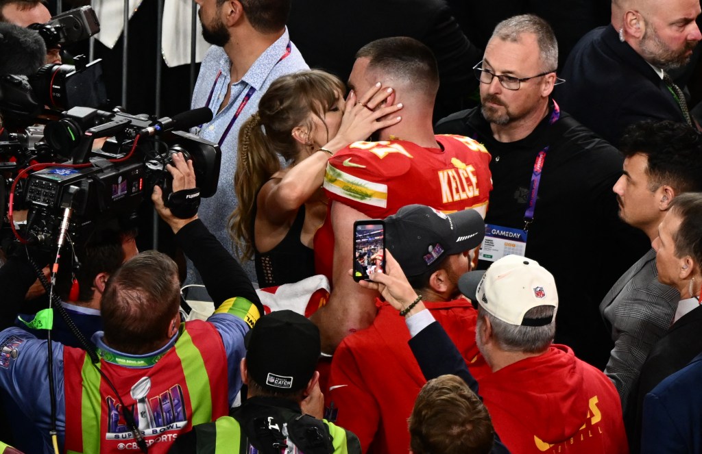 taylor swift and travis kelce kissing at super bowl 2024