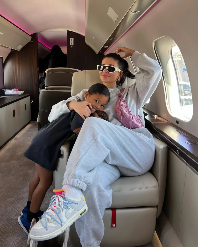 Billionaire Kylie Jenner spent $73 million to own a pink private jet with daughter Stormi to travel around the world - HoangGA