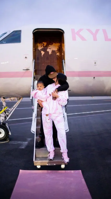 Billionaire Kylie Jenner spent $73 million to own a pink private jet with daughter Stormi to travel around the world - HoangGA