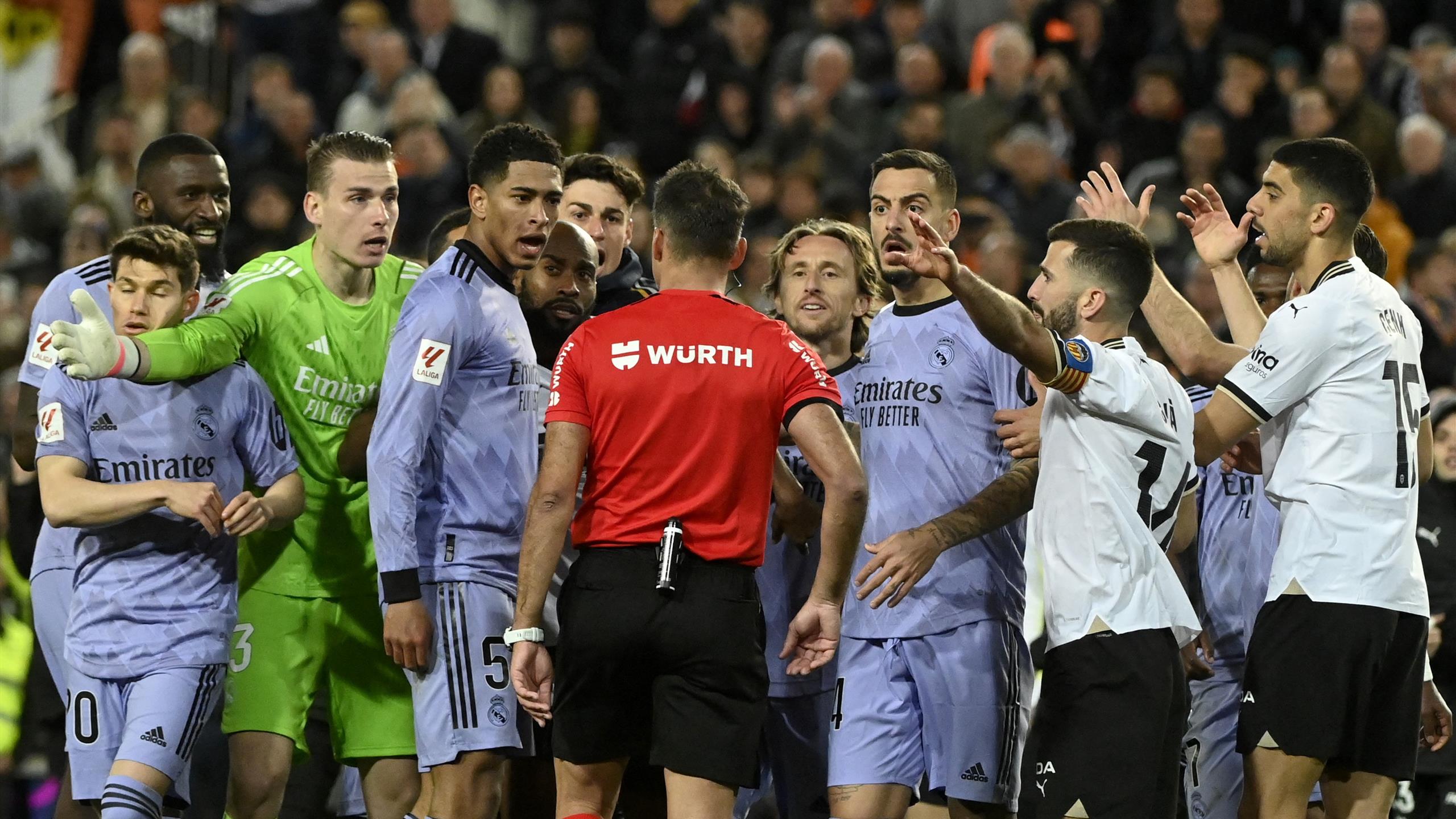 Valencia 2-2 Real Madrid: Jude Bellingham sent off in wild finish after  late winner denied as Vinicius scores twice - Eurosport