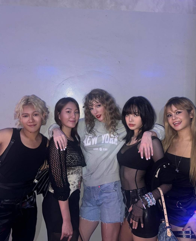 HOT: Lisa xả ảnh ôm Taylor Swift cực thân thiết tại hậu trường The Eras Tour,  nhìn 'Rắn Chúa' mồ hôi nhễ nhại mà thương!