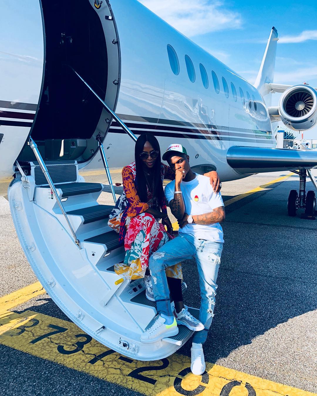 Naoмi CaмpƄell Takes Wizkid On Her Priʋate Jet To Italy (Photos) - Gistмania