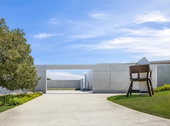 Beyoncé and Jay-Z's L-shaped residence features vast concrete hallways as well as floor-to-ceiling glass panels.