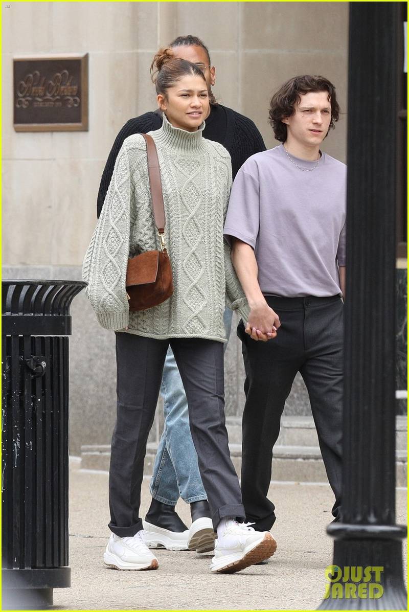 Zendaya y Tom Holland son vistos tomados de las manos mientras hacen  compras – Latfan