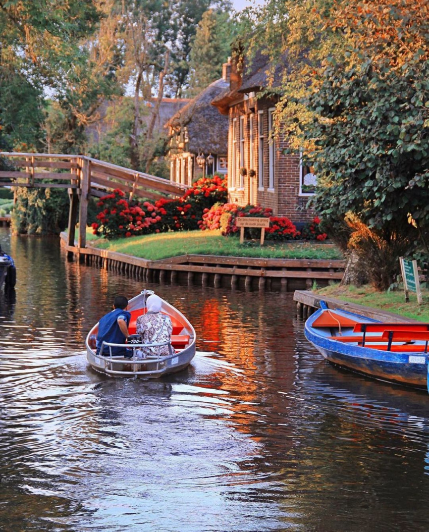 Giethoorn, a roadless village known as the 'Venice of the Netherlands' -  ALONGWALKER