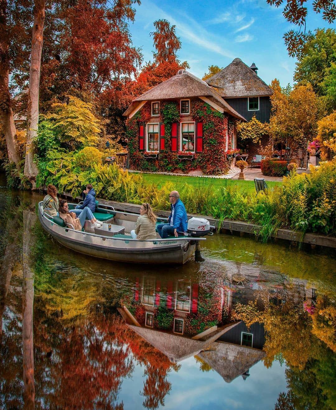 Europe | europestyle_ στο Instagram: "~  #giethoorn #netherlands ~   Photo: @butnomatter.… | Giethoorn, Travel around the world, Beautiful  places to travel