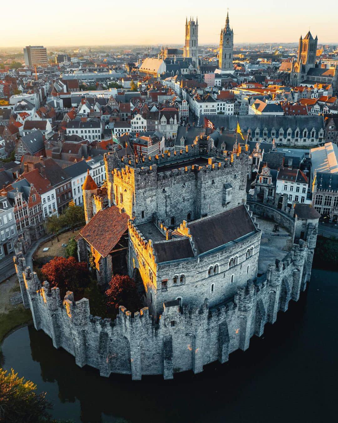 Có thể là hình ảnh về Lâu đài Bran Castle và lâu đài Eltz