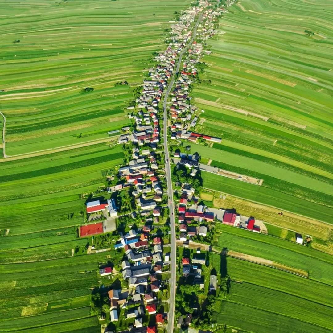 There's a strange town in Sułoszowa/Poland where all 6,000 residents live  on the same street. : r/BeAmazed