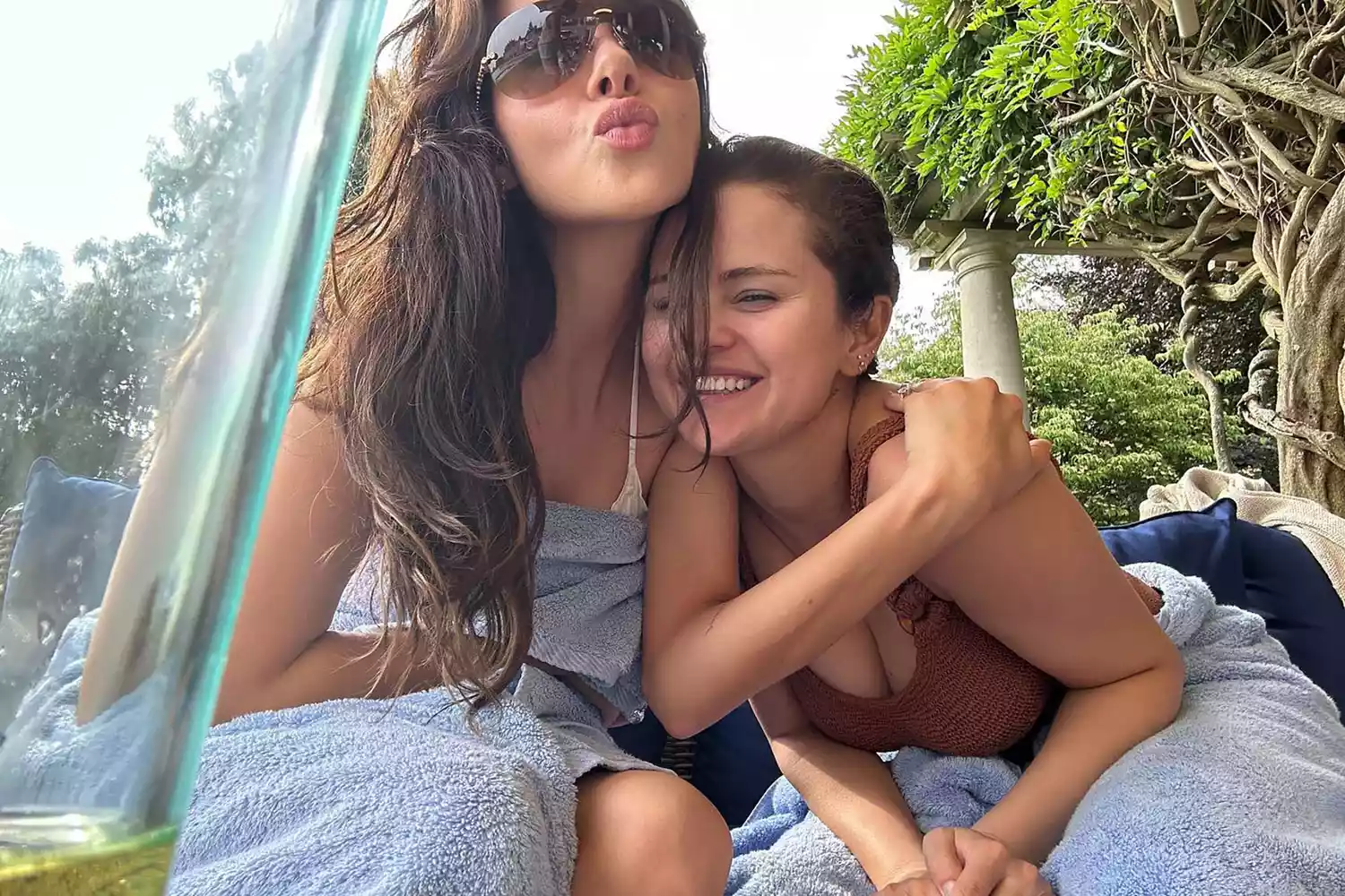  Selena Gomez Shares Cute Hangs With Nicola Anne Peltz