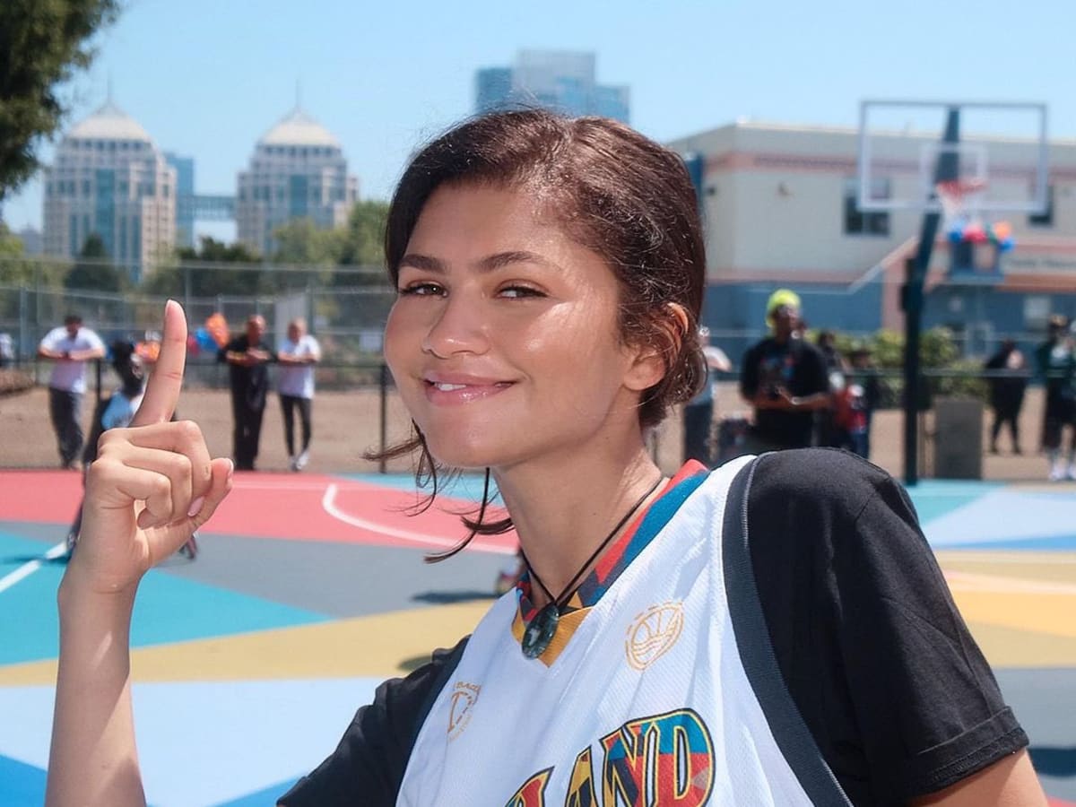 Zendaya Hoops in Nike Sneakers on Oakland Basketball Court - Sports Illustrated FanNation Kicks News, Analysis and More