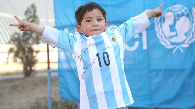 Kết thúc có hậu cho cậu bé nghèo làm áo đấu Messi bằng túi nilon - Ảnh 4.