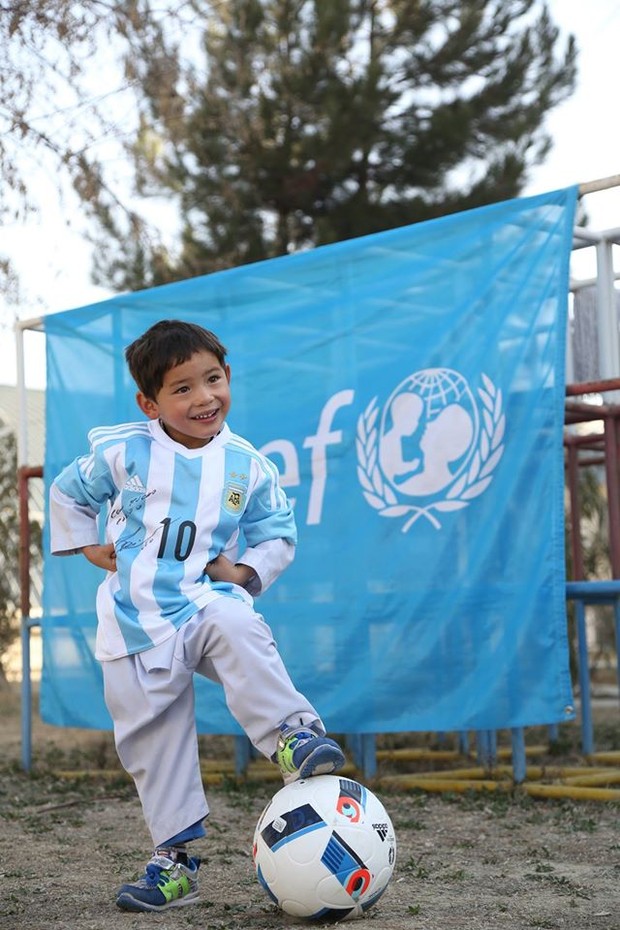 Kết thúc có hậu cho cậu bé nghèo làm áo đấu Messi bằng túi nilon - Ảnh 2.