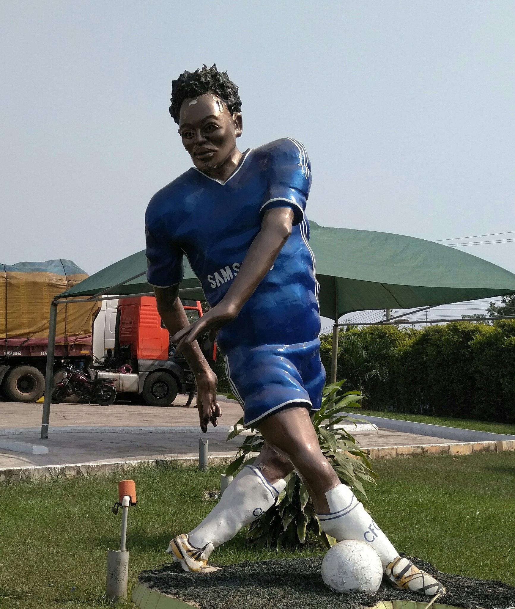 Former Chelsea star Michael Essien was given an unusual statue in Kumasi, Ghana