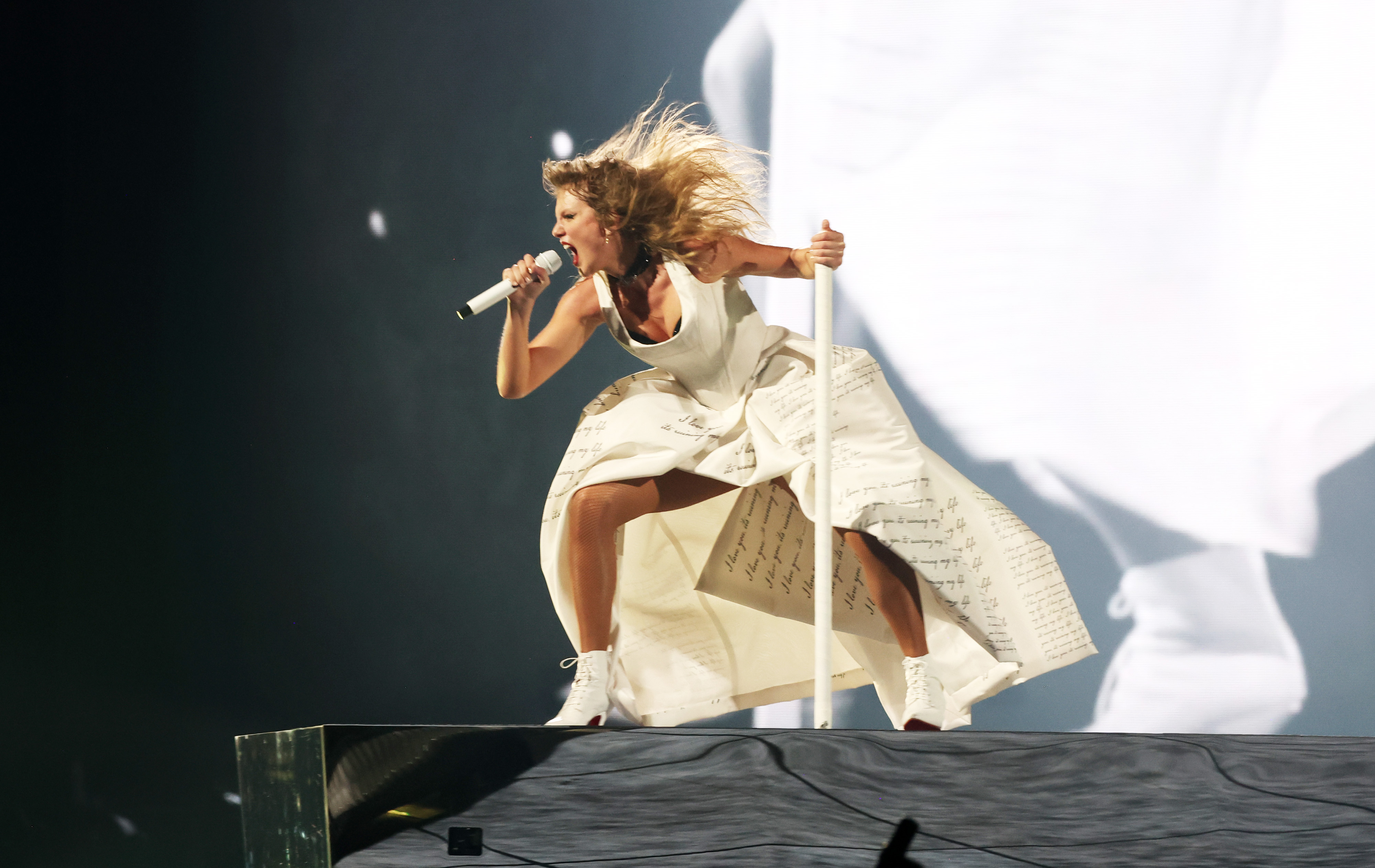 Taylor Swift performing