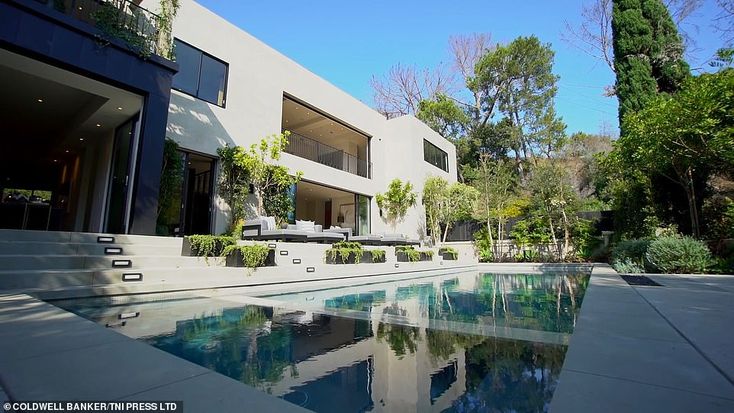 Kylie Jenner and Travis Scott 'splash out $13.45M on mansion' | Mansions,  Hollywood homes, Celebrity houses