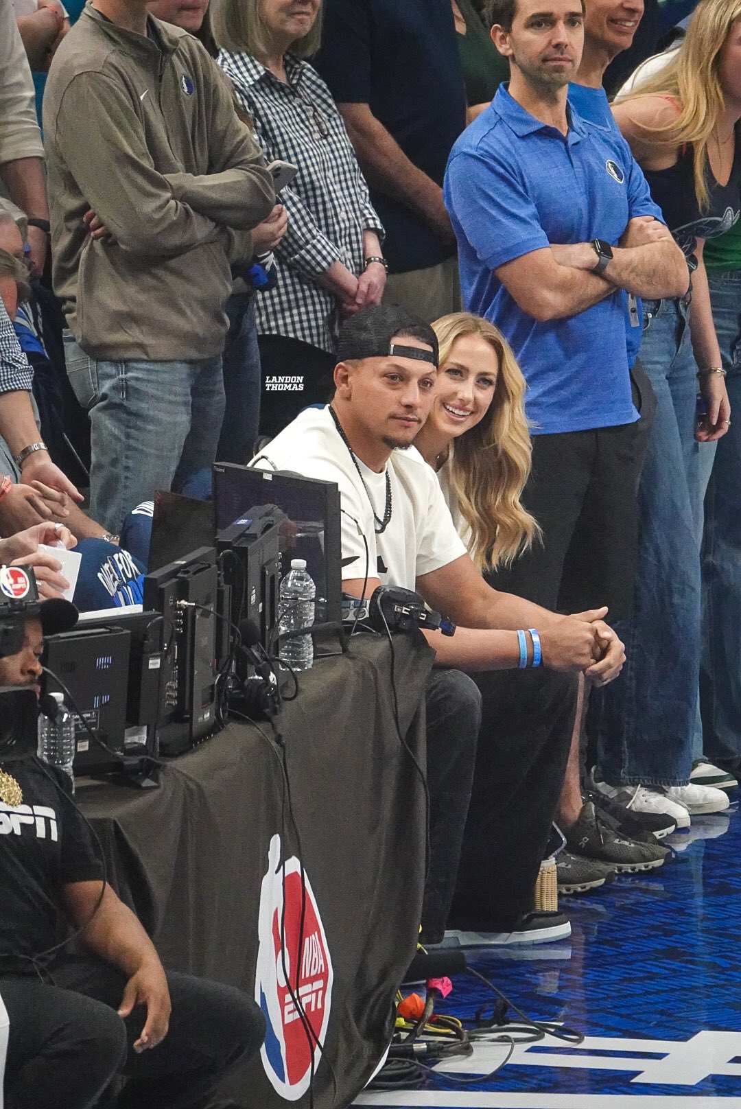 Landon Thomas on X: "Patrick Mahomes is sitting court side for Mavs -  Thunder Game 3… https://t.co/S1R5J8M9iV" / X