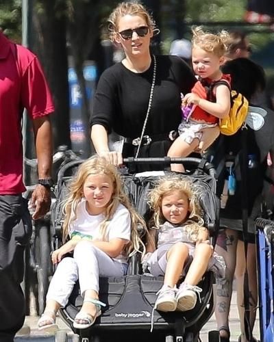 Blake Lively protective of her children from paparazzi photos! | Blake  lively ryan reynolds, Blake lively, Blake lively family