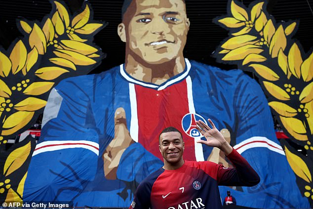 Fans have him a send-off with a tifo at his final match at the Parc des Princes against Toulouse