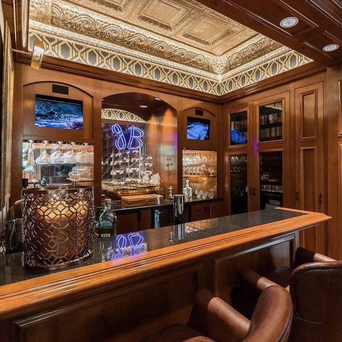 Travis Kelce Mansion: Bar