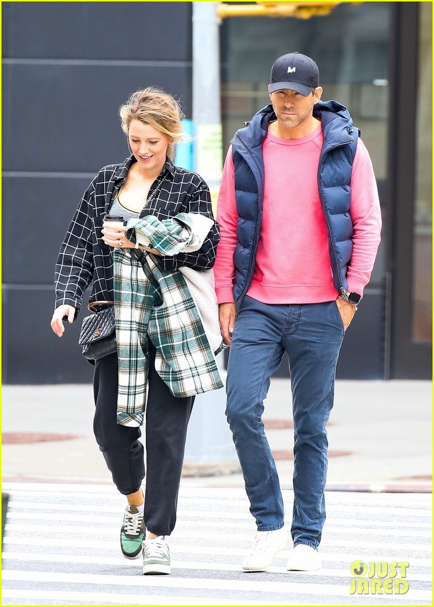 Blake Lively & Ryan Reynolds Meet With Her Sister Robyn For A Coffee Run:  Photo 4748728 | Blake Lively, Robyn Lively, Ryan Reynolds Photos | Just  Jared: Entertainment News